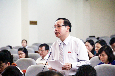 Đại biểu Lê Xuân Tặng, Tổ Quảng Yên góp ý kiến vào Quy hoạch phát triển nhân lực tỉnh tại phiên họp.