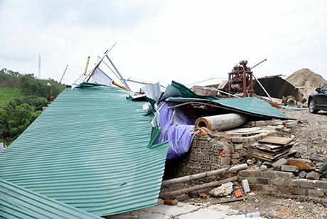 UBND phường Mông Dương đã huy động lực lượng, máy móc đến “giúp” Công ty Cổ phần dịch vụ, vận tải tháo dỡ công trình xây dựng trái phép