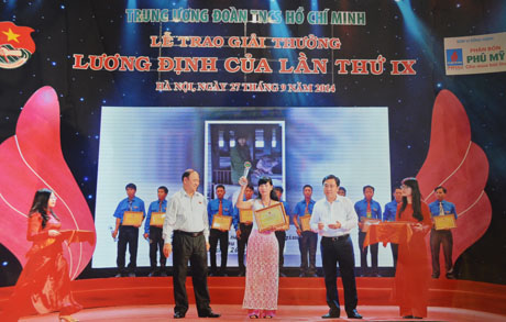 Chị Phạm Thị Việt nhận giải thưởng Lương Định Của lần thứ 9/ Ảnh do nhân vật cung cấp