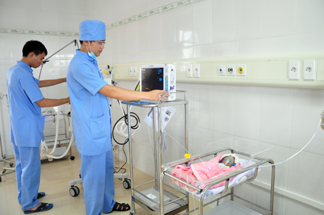 Chăm sóc bệnh nhân ở bệnh viện Nhi Sản Quảng Ninh.