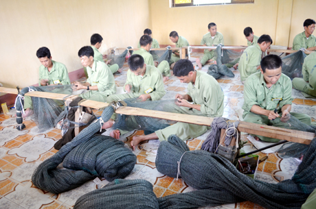 Các học viên tại Trung tâm Cai nghiện Vũ Oai đang học nghề đan lưới. Ảnh: Ngô Dịu