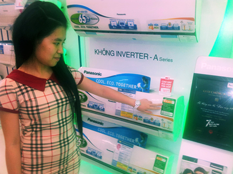 Do thiếu thông tin về lợi ích của sản phẩm dán nhãn năng lượng, nên đa phần khách hàng chưa quan tâm đến việc lựa chọn các sản phẩm có tính năng tiết kiệm điện.Trong ảnh: Khách đến tham quan và mua hàng tại Siêu thị điện máy HC Quảng Ninh.