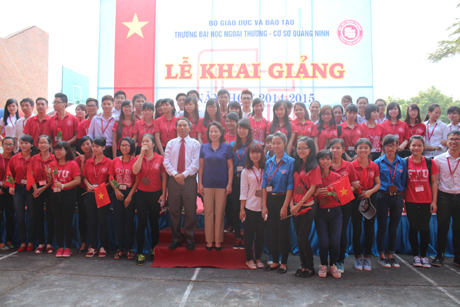 Đồng chí Vũ Thị Thu Thủy, Phó Chủ tịch UBND tỉnh chụp ảnh lưu niệm với giảng viên và sinh viên nhà trường. 