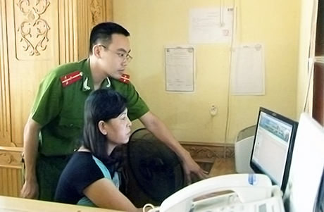 Cán bộ Phòng Cảnh sát quản lý hành chính về TTXH, Công an tỉnh hướng dẫn chủ một khách sạn khai báo lưu trú qua mạng Internet.