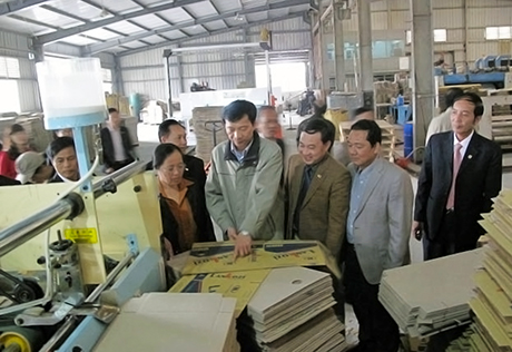 Doanh nhân Phạm Văn Thể, Tổng Giám đốc Công ty CP Tập đoàn Hoàng Hà (đứng giữa) hướng dẫn Chủ tịch UBND tỉnh Nguyễn Văn Đọc cùng lãnh đạo huyện Đông Triều thăm nhà máy Gốm màu Hoàng Hà.
