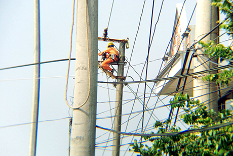 Di chuyển cột để xóa bỏ các điểm vi phạm hành lang an toàn lưới điện cao áp ở thị trấn Cái Rồng (huyện Vân Đồn).