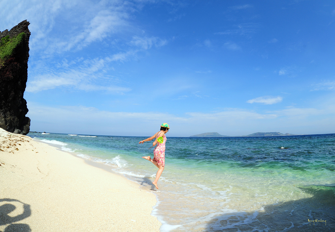  Có diện tích khá nhỏ nhưng Đảo Bé Lý Sơn lại sở hữu một bãi tắm đẹp tuyệt vời với làn cát trắng mịn, được bao bọc bởi những vách đá nham thạch kỳ vĩ.
