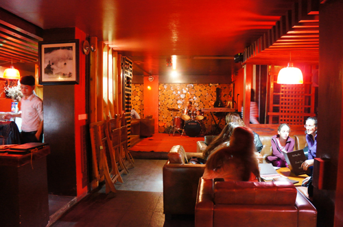 Bebop bar có khu vực riêng cho du khách yêu âm nhạc thể hiện đam mê.