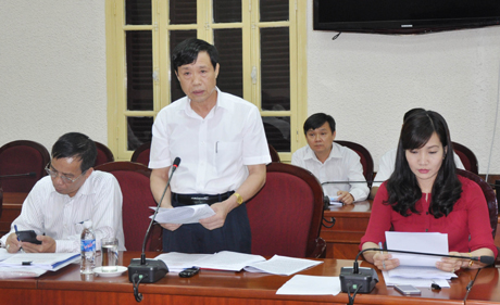 Lãnh đạo huyện Hoành Bồ báo cáo Đề án tại cuộc họp.