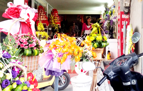 Cửa hàng hoa Minh Nhật (Cột 8, phường Hồng Hà, TP Hạ Long) chuẩn bị nhiều mẫu hoa để phục vụ cho ngày 20-10.