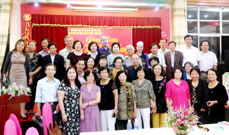Các nhà thơ trong Ban Nhà văn nữ (Hội Nhà văn Việt Nam) chụp ảnh lưu niệm cùng các tác giả thơ nữ và bạn yêu thơ ở Vân Đồn, Quảng Ninh, tháng 11-2013.