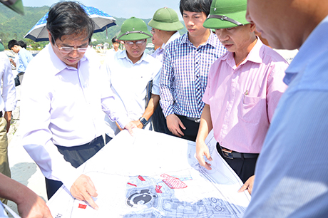 Đồng chí Bí thư Tỉnh ủy kiểm tra bản đồ Dự án khu tái định cư xã Hạ Long (Vân Đồn).