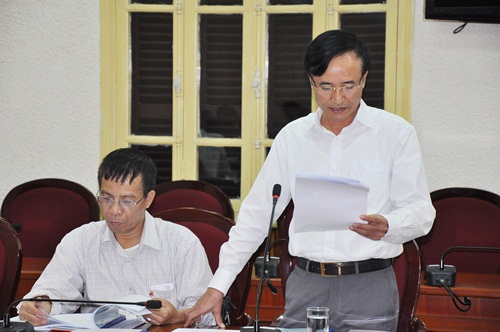 Lãnh đạo huyện Vân Đồn báo cáo Đề án 25 tại cuộc họp.