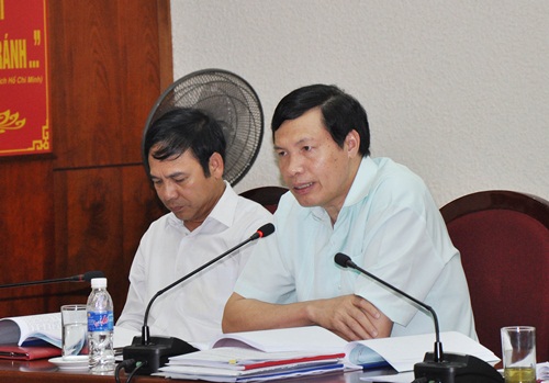 Đồng chí Nguyễn Đức Long, Phó Bí thư Tỉnh ủy, Chủ tịch HĐN D tỉnh tham gia ý kiến tại cuộc họp.