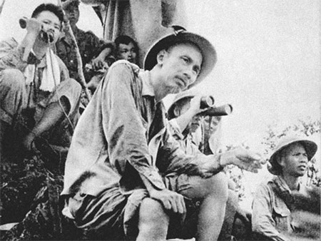 Chủ tịch Hồ Chí Minh quan sát Mặt trận Đông Khê (1950). Ảnh TL
