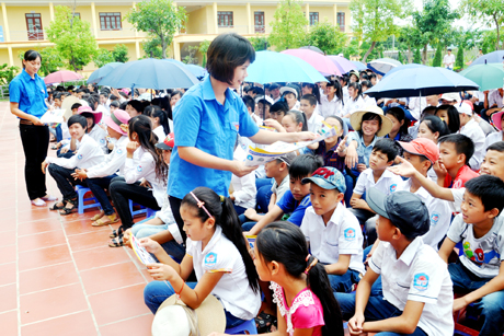 Ban ATGT tỉnh, Tỉnh Đoàn tổ chức tuyên truyền ATGT đầu năm học mới tại Trường THPT Thống Nhất (Hoành Bồ).