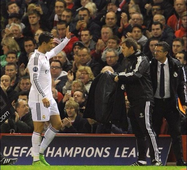 Những CĐV Liverpool đã vỗ tay tán dương Cristiano Ronaldo sau màn trình diễn ấn tượng của cầu thủ này tại Anfield.