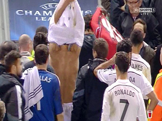 Balotelli đổi áo với Pepe giữa trận