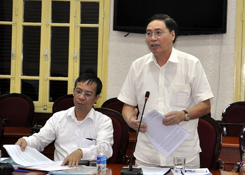 Đồng chí Nguyễn Chí Thăng, Bí thư Thành ủy Cẩm Phả báo cáo Đề án  25 tại cuộc họp.