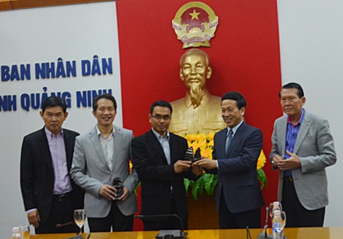 Đồng chí, Nguyễn Văn Thành đã trao quà lưu niệm cho các doanh nghiệp Vương quốc Thái Lan.