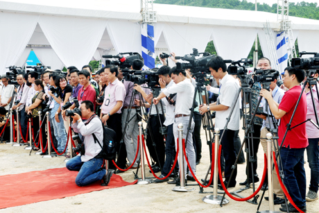 Các phóng viên Trung ương và địa phương tác nghiệp tại Lễ Khởi công dự án Đường cao tốc Hạ Long - Hải Phòng (tháng 9-2014). 	Ảnh: Đỗ Phương