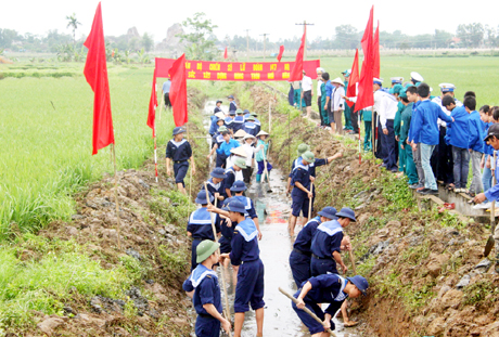 Cán bộ, chiến sĩ Lữ đoàn 147 cùng nhân dân phường Hà An, TX Quảng Yên xây dựng, cải tạo hệ thống kênh mương nội đồng, chung tay xây dựng nông thôn mới.