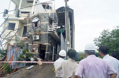 Lực lượng chức năng đang tính toán phương án thảo dỡ hai căn nhà. Ảnh: Nguyệt Triều
