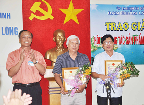 Đại diện Ban tổ chức trao giải nhì cho các tác giả đoạt giải.