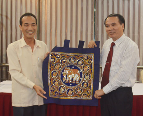 Đại diện Đoàn học viên cán bộ Đảng và Nhà nước Lào tặng quà lưu niệm cho đồng chí Trần Văn Lâm, Phó trưởng Ban tổ chức Tỉnh ủy.