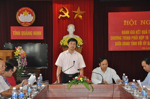 Đồng chí Phạm Văn Điệt, Chủ tịch ủy ban MTTQ tỉnh báo cáo kết quả thực hiện công tác phối hợp giữa UBND tỉnh và MTTQ tỉnh tại hội nghị.