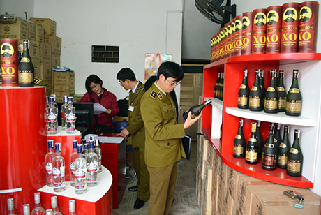 Lực lượng Quản lý thị trường tỉnh kiểm tra việc thực hiện các quy định về sản xuất, kinh doanh rượu tại Cửa hàng giới thiệu sản phẩm rượu Bình Tây (92 Kênh Liêm, TP Hạ Long).