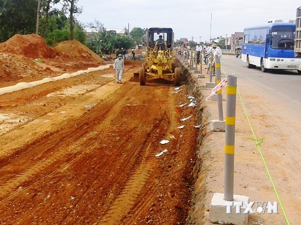 Thi công cải tạo nâng cấp, mở rộng Quốc lộ 1 qua địa bàn tỉnh Quảng Trị. (Ảnh: Hồ Cầu/TTXVN)