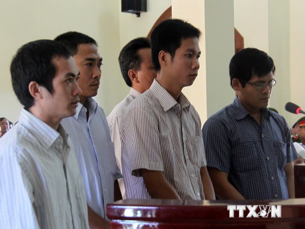 Các bị cáo đứng trước vành móng ngựa trong phiên tòa xét xử phúc thẩm ngày 8/7. (Ảnh: Xuân Triệu/TTXVN)