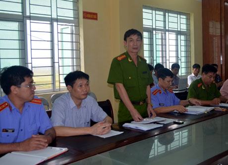 Thượng tá Nguyễn Thái Bình, Phó thủ trưởng cơ quan CSĐT Công an tỉnh thông báo một số kết quả điều tra ban đầu về vụ việc