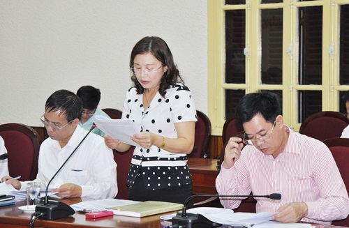 Lãnh đạo huyện Hải Hà trình bày Đề án tại cuộc họp.