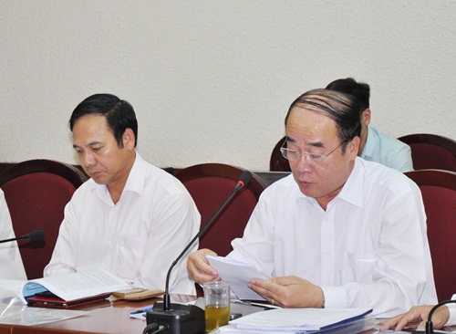  Đồng chí Nguyễn Quang Điệp, Ủy viên BTV, Trưởng Ban Dân vận Tỉnh ủy tham gia ý kiến tại cuộc họp.