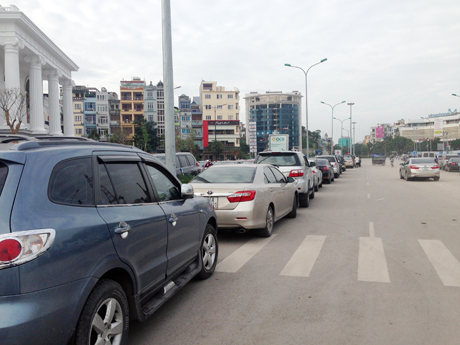 Nhiều ô tô vi phạm luật đỗ xe ngược chiều đường.