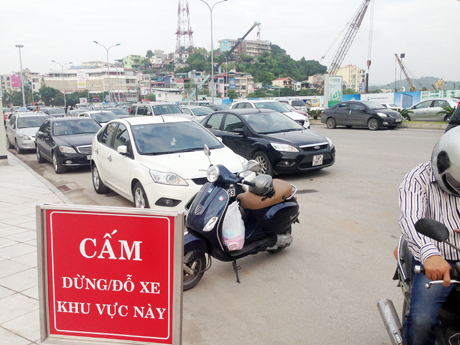 Mặc dù Vincom Center đã cắm biển cấm nhưng các phương tiện vẫn thản nhiên đỗ xe gây cản trở giao thông.