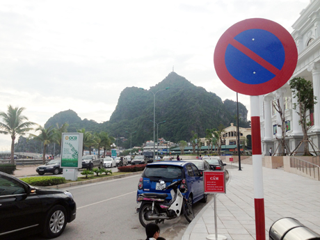 Ô tô bất chấp biển cấm nối đuôi nhau đỗ tràn lan.