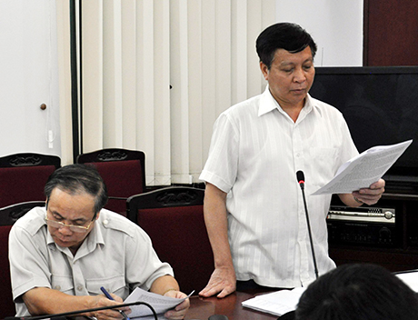 Đồng chí Trần Xuân Cương, Ủy viênThường trực HĐND tỉnh góp ý kiến tại cuộc họp