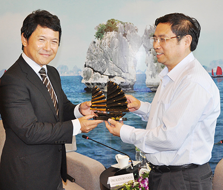 Đồng chí Phạm Minh Chính, Bí thư Tỉnh ủy tặng quà lưu niệm cho ngài Katsuro Nagai, Công sứ Đại sứ quán Nhật Bản tại Việt Nam.