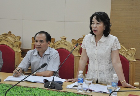 Đồng chí Vũ Thị Thuy Thủy, Phó Chủ tịch UBND tỉnh góp ý kiến vào chương trình đại hội