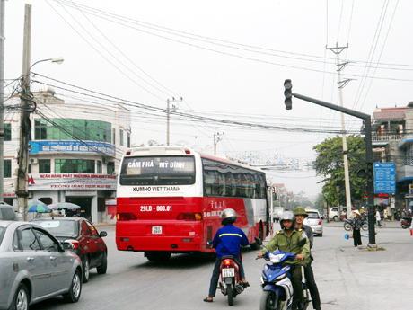 Đèn tín hiệu giao thông tại Ngã tư Hoàng Thạch (thị trấn Mạo Khê, Đông Triều) đã ngừng hoạt động từ hơn 1 tháng nay.