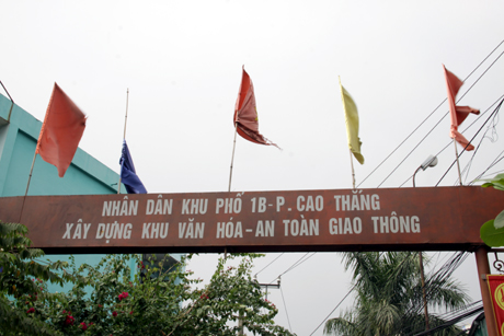 Đơn cử như: Ở cổng chào khu phố 1B, phường Cao Thắng, TP Hạ Long;