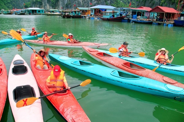 Lướt thuyền kayak giữa vịnh Hạ Long