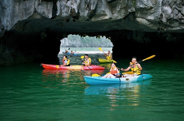 Chèo thuyền xuyên qua những hang luồn kì bí là trải nghiệm độc đáo ở Hạ Long