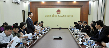  Đồng chí Nguyễn Văn Thành, Phó Chủ tịch UBND tỉnh trao quà lưu niệm của tỉnh Quảng Ninh cho ông Seniji Suzuki.