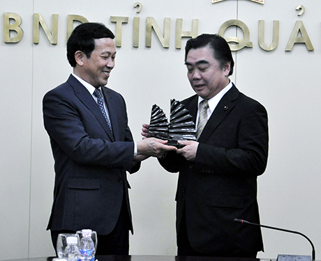 Phó Chủ tịch UBND tỉnh Nguyễn Văn Thành tặng quà lưu niệm cho 