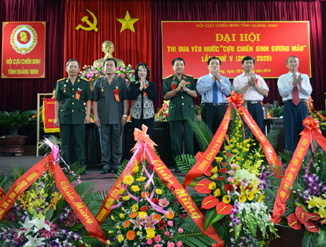 Trung tướng Nguyễn Văn Đạo, Phó Chủ tịch TƯ Hội CCB Việt Nam tặng kỉ niệm chương CCB VN cho các đồng chí lãnh đạo có thành tích góp phần xây dựng Hội vững mạnh.  