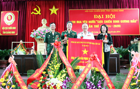 Thừa ủy quyền của Thủ tướng Chính phủ, đồng chí Vũ Thị Thu Thủy, Phó Chủ tịch UBND tỉnh tặng cờ đơn vị dẫn đầu phong trào thi đua cho Hội CCB tỉnh. 